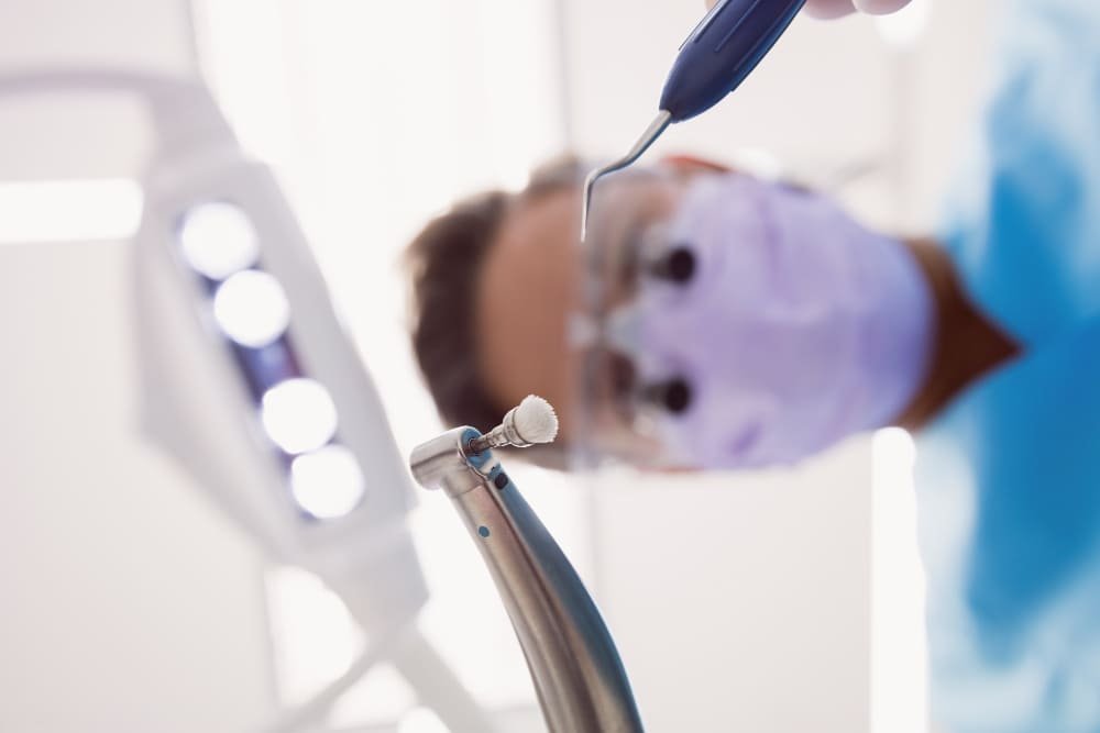 dentista en clinica revisando boca paciente en tratamiento odontologia general fuencarral el pardo