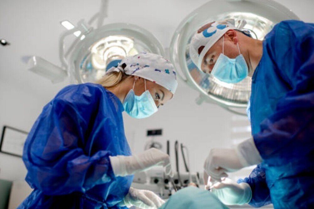 divi-psychology-theme-7 equipo de dentistas realizando cirugia dental en clinica con instalaciones modernas