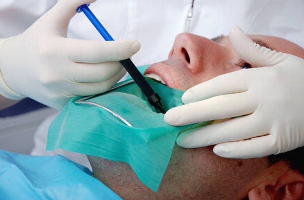 paciente en tratamiento endodoncia con aislante verde en clinica dental tres olivos