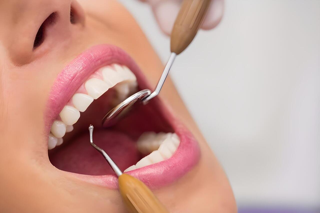 primer plano boca herramientas dentales