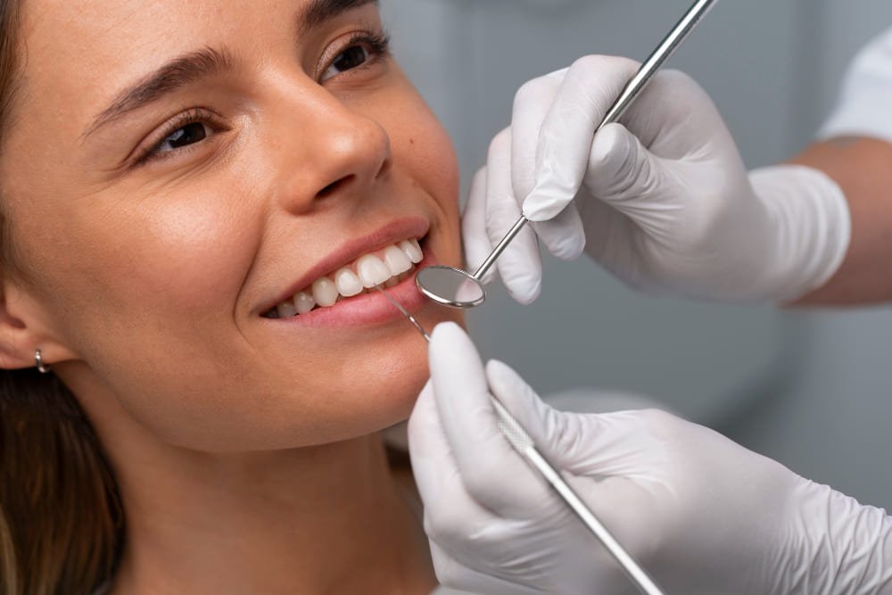 primer plano instrumentos dentales para estetica dental
