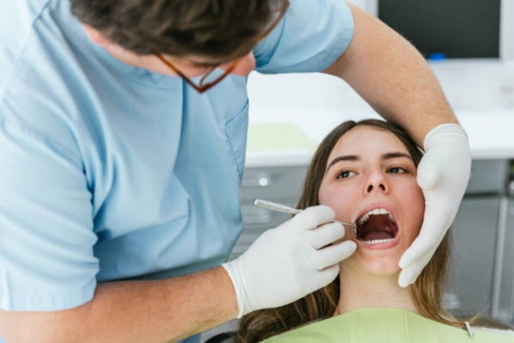 revisando boca de paciente en consulta de odontologia general clinica dental fuencarral