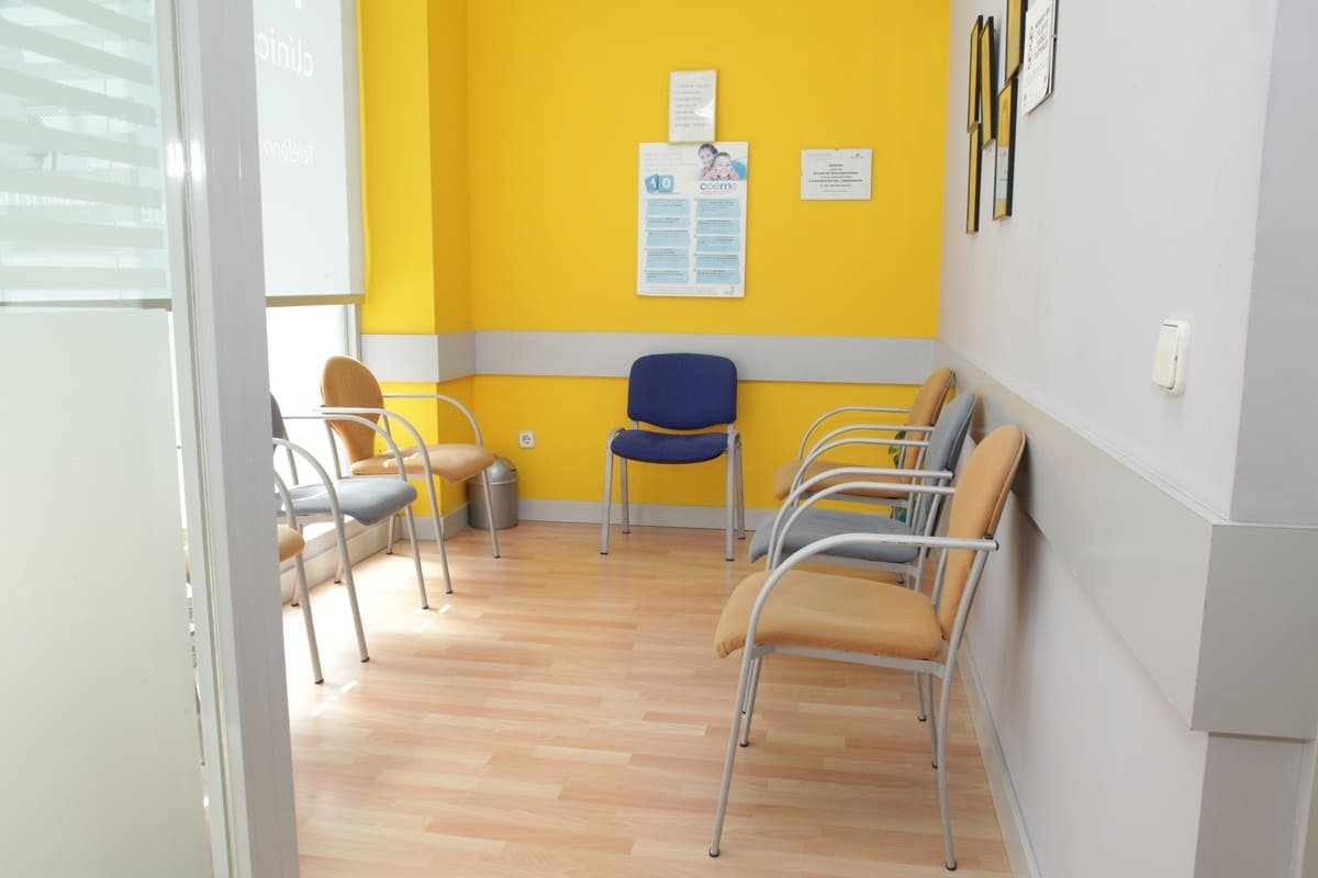 sala espera clinica dental tres olivos